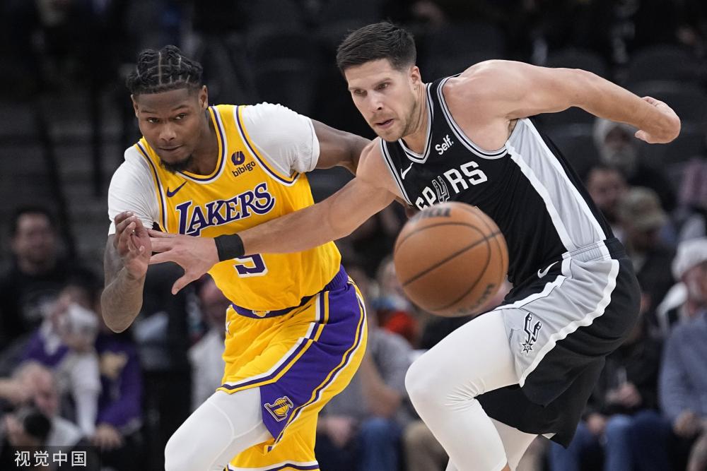 她努力调整 她努力调整